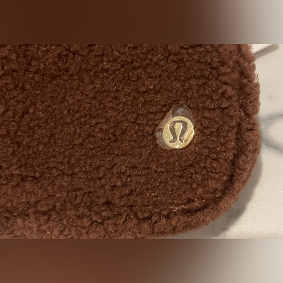 lululemon Brown Sherpa Everywhere Bag - Picture 4 of 6